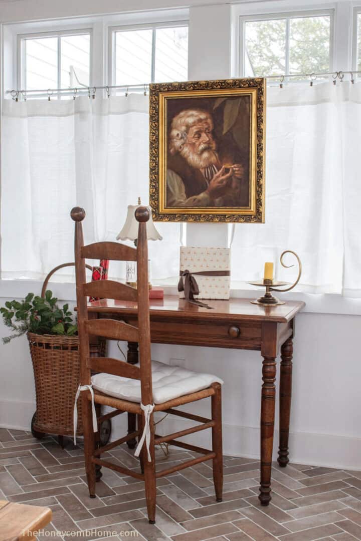 antique-santa-painting-over-vintage-writing-desk-christmas-decorating-ideas-720x1080-1 Antique-Santa-painting-over-vintage-writing-desk-Christmas-decorating-ideas