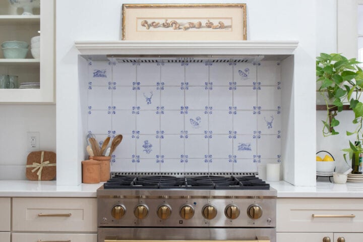 blue-and-white-patterned-backsplash-over-range-720x480-1 blue-and-white-patterned-backsplash-over-range