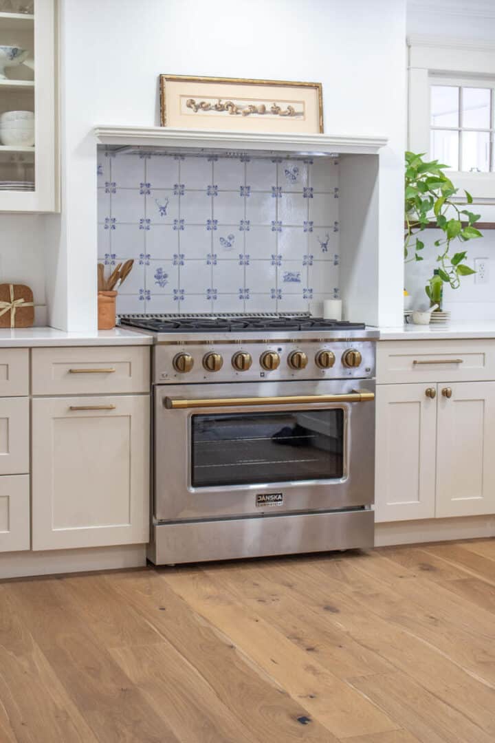 blue-and-white-tile-over-stove-custom-range-hood-720x1080-1 blue-and-white-tile-over-stove-custom-range-hood