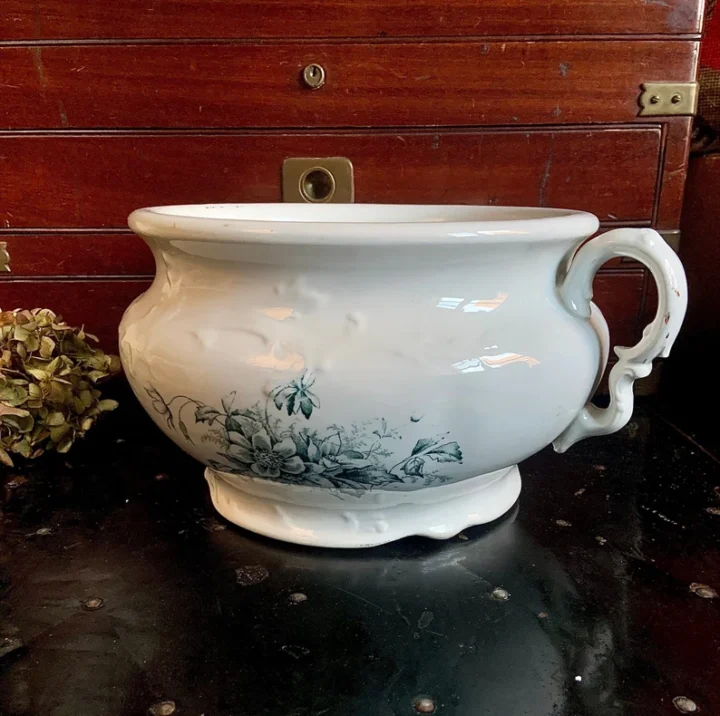 chamber pot planter