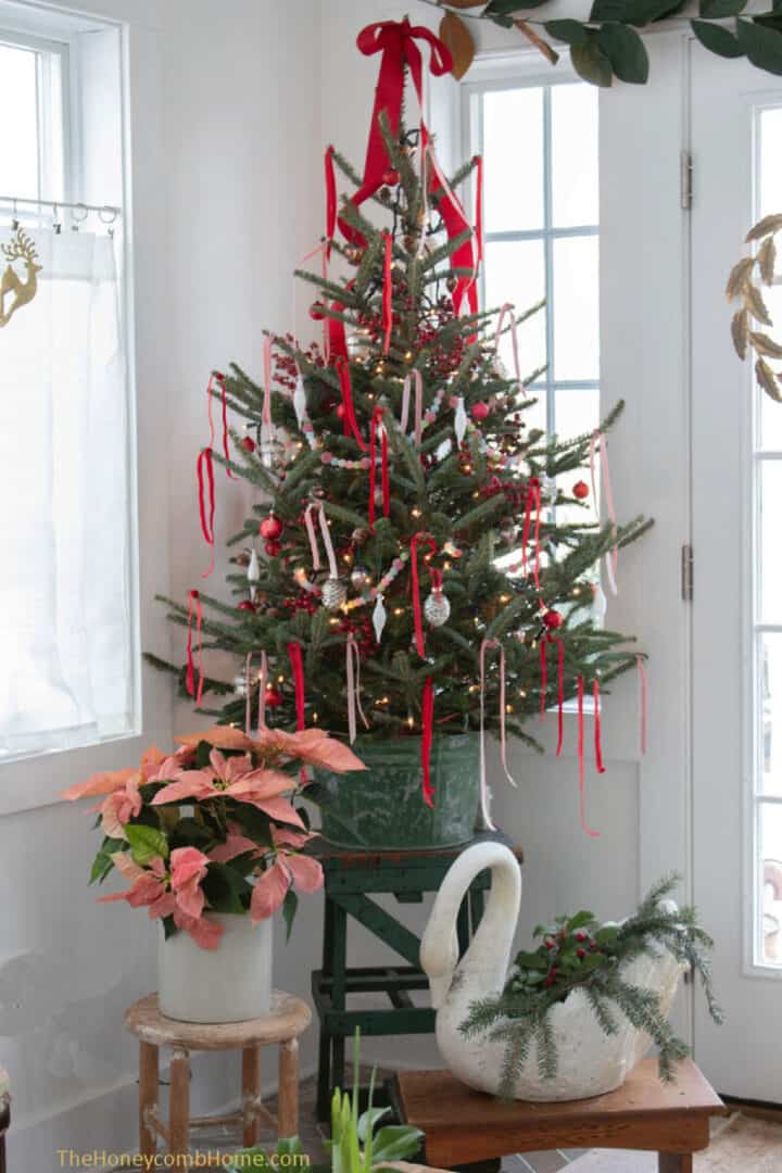pink-and-red-christmas-decorating-ideas-720x1080-1 pink-and-red-Christmas-decorating-ideas - Christmas tree and pointsettias