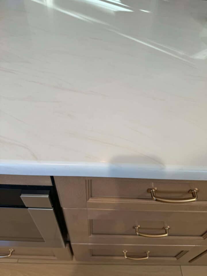 quartz-countertop-with-light-brown-veining-720x960-1 quartz-countertop-with-light-brown-veining