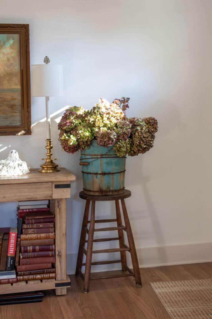 simple-rustic-fall-decor-with-dried-hydrangeas-720x1080-1 simple-rustic-fall-decor-with-dried-hydrangeas