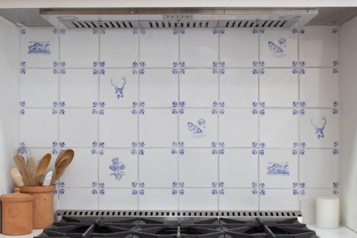 vintage-style-blue-and-white-kitchen-tiles-720x480-1 vintage-style-blue-and-white-kitchen-tiles