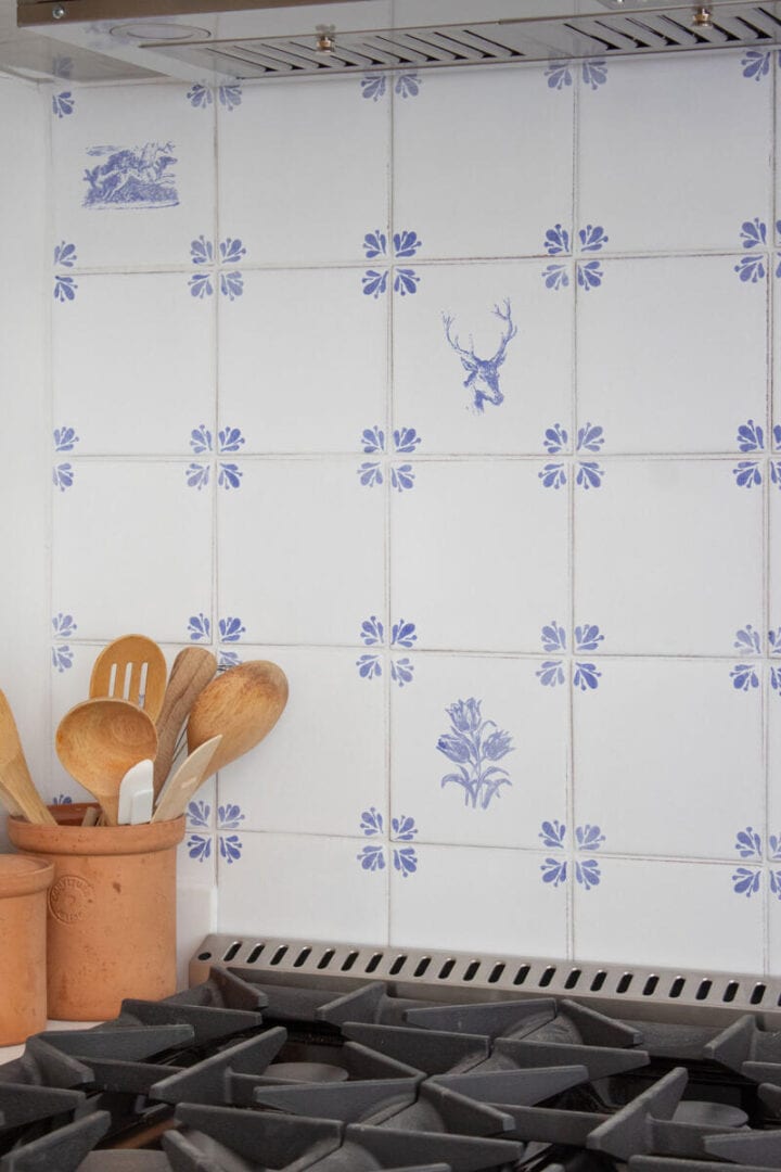 vintage-style-blue-and-white-tiles-kitchen-720x1080-1 vintage-style-blue-and-white-tiles-kitchen - kitchen backsplash ideas accent tile over range