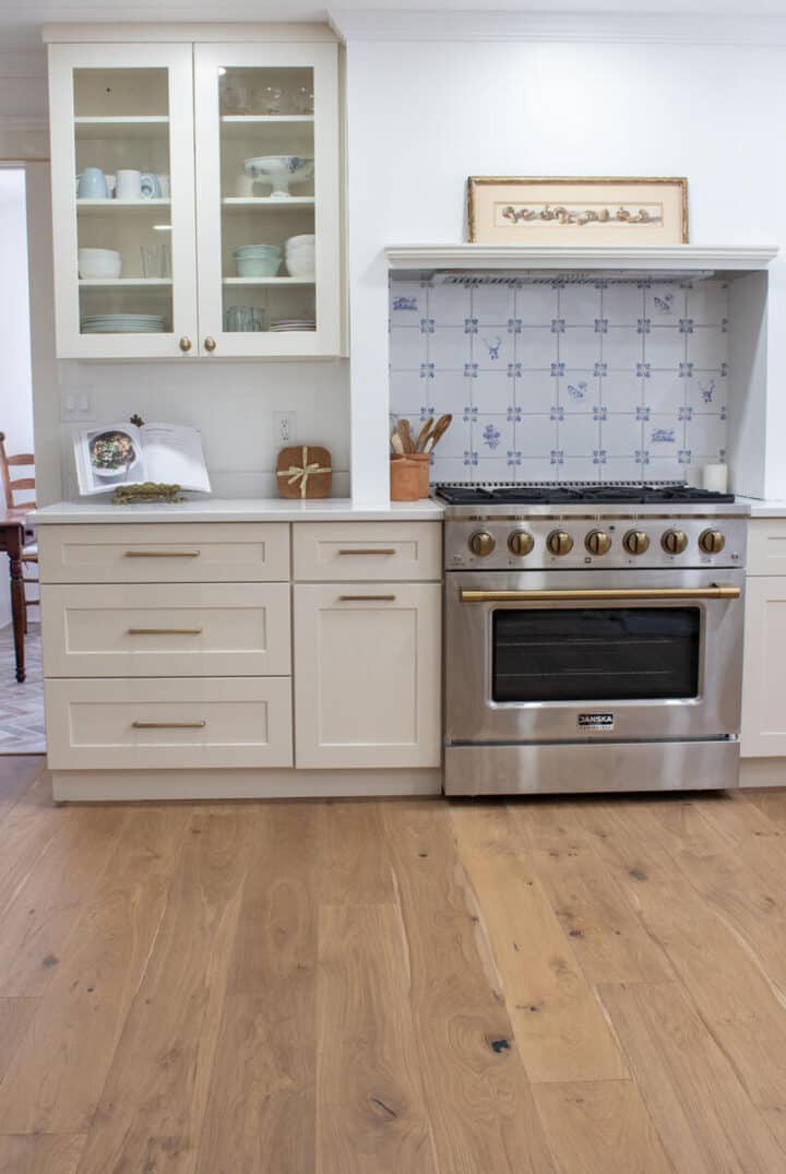 warm-flooring-to-help-create-a-country-kitchen-vibe-720x1075-1 warm-flooring-to-help-create-a-country-kitchen-vibe