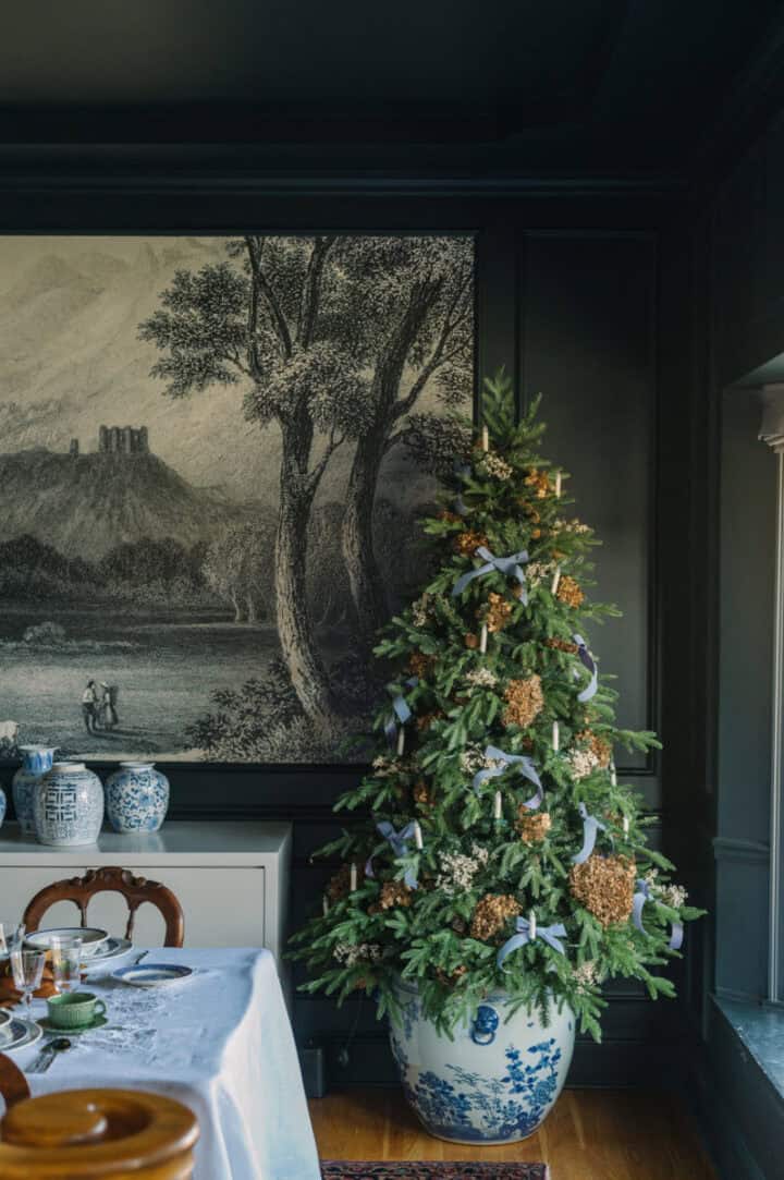 blue and white Christmas tree - minimalist-Christmas-tree-decorating-ideas