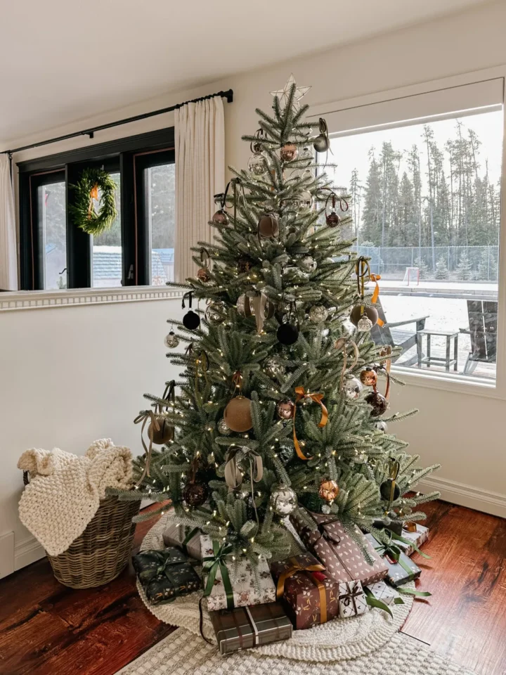 natural Christmas tree with minimal decorations ideas