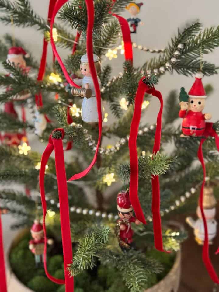 tree-decorated-with-vintage-ornaments